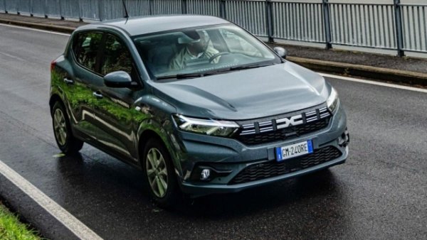 Победителят е от групата Renault - Dacia Sandero. В случая оборудван с 1.0 SCe - трицилиндров атмосферен двигател и  мощност от 67 к.с. Номер 1 по отношение на експлоатационните разходи - 0,3816 евро/км, посочени в таблиците на ACI . 

Това е базовият двигател, който се предлага изключително в комплектите Essential и Expression на версията Streetway - с петстепенна ръчна скоростна кутия и задвижване на предните колела. Спринтът от 0 до 100 км/ч отнема 16,7 секунди , а максималната скорост е 158 км /ч. 

В комбиниран цикъл разходът на гориво е 5,3-5,4 л/100 км. Багажникът има товарен капацитет между 328 и 410 литра. Разполага с медиен дисплей с 8-инчов екран (стандартен за Expression , опционален за базовото ниво Essential ), съвместим с Android Auto и Apple CarPlay.
